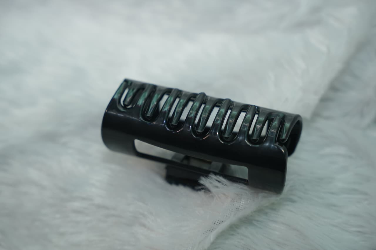 Large Flexible Claw Clip - Black - Image 8